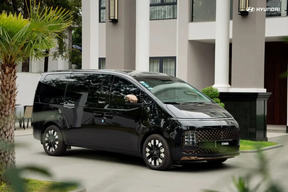 Hyundai Staria 2026: Thông số, giá xe, giá lăn bánh mới nhất