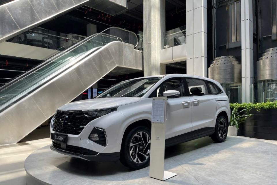 Giá xe Hyundai Custin 2027 và khuyến mại mới nhất